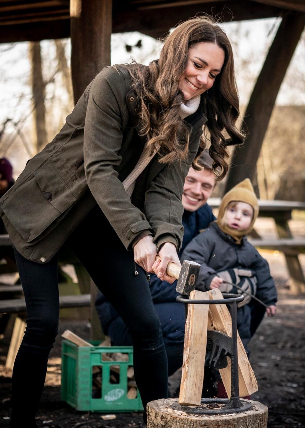 DUCHESS OF CAMBRIDGE TRIES OUT THE KINDLING CRACKER